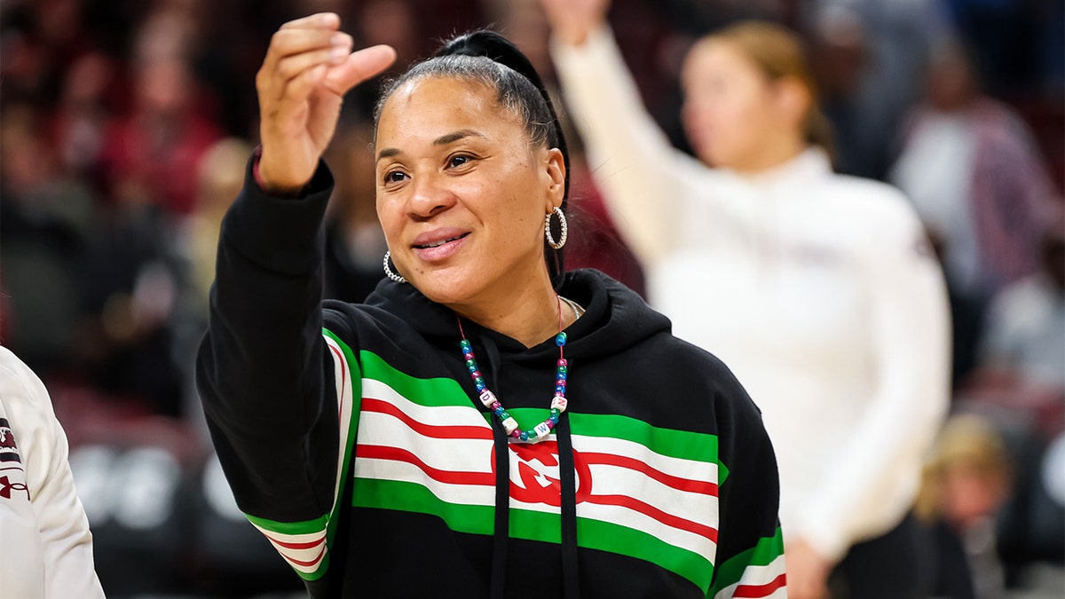 Dawn Staley coaches her team