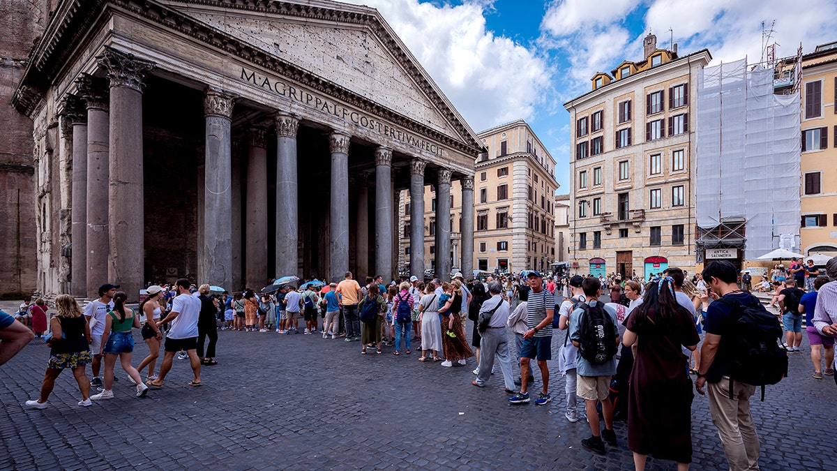 French tourism crowds