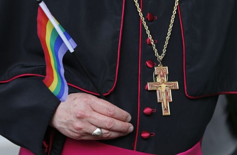 Did Pope Francis wear a rainbow cross to express support for the LGTBQ+ community?