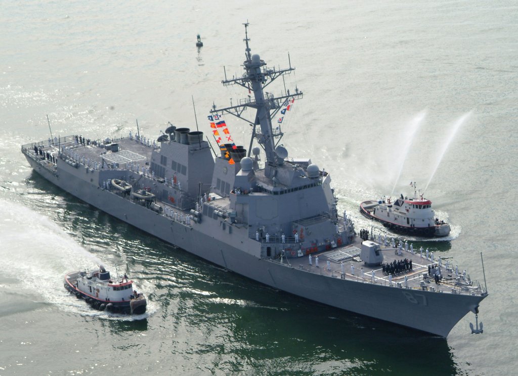 The US Navy destroyer USS Mason was there and provided aid.