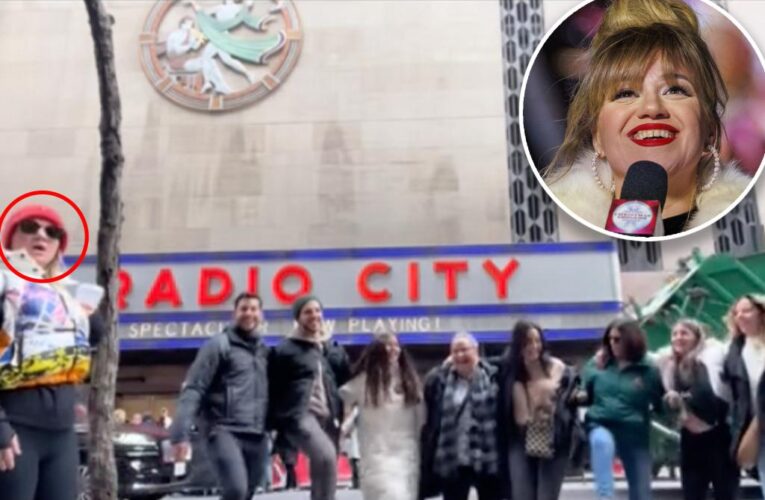 Kelly Clarkson ‘disappeared’ quick after photobombing family near Radio City Music Hall