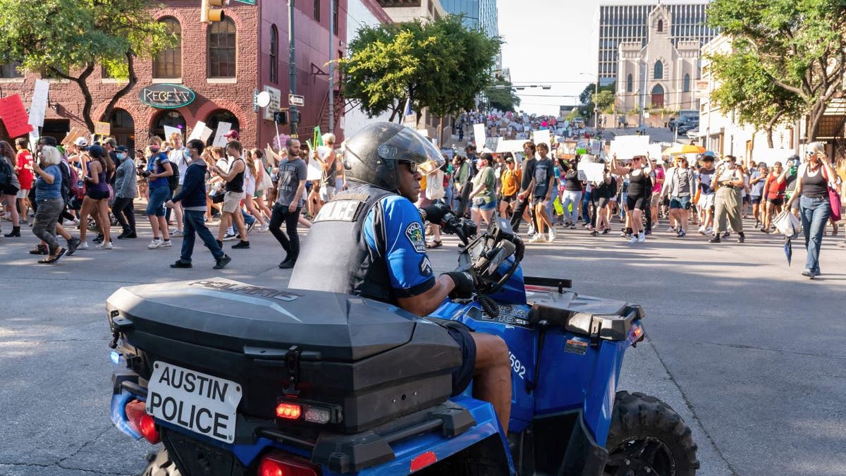 Austin police officer monitors abortion protest