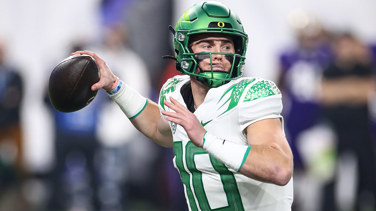 Bo Nix throws