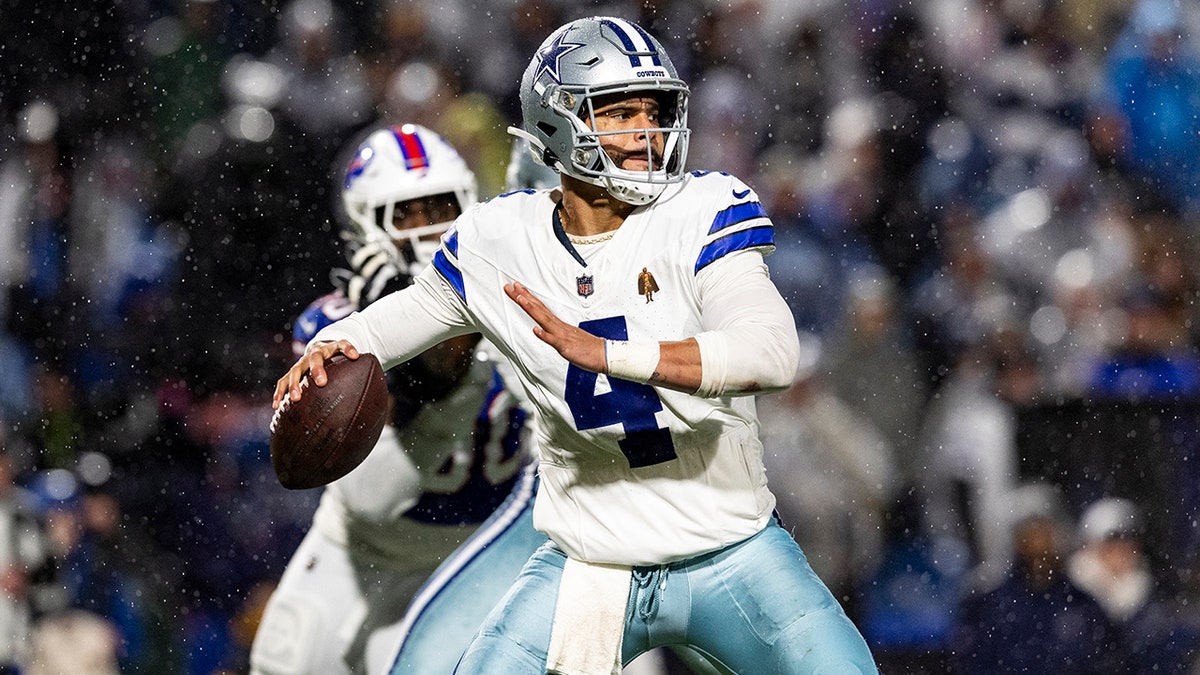 Dak Prescott slings the ball