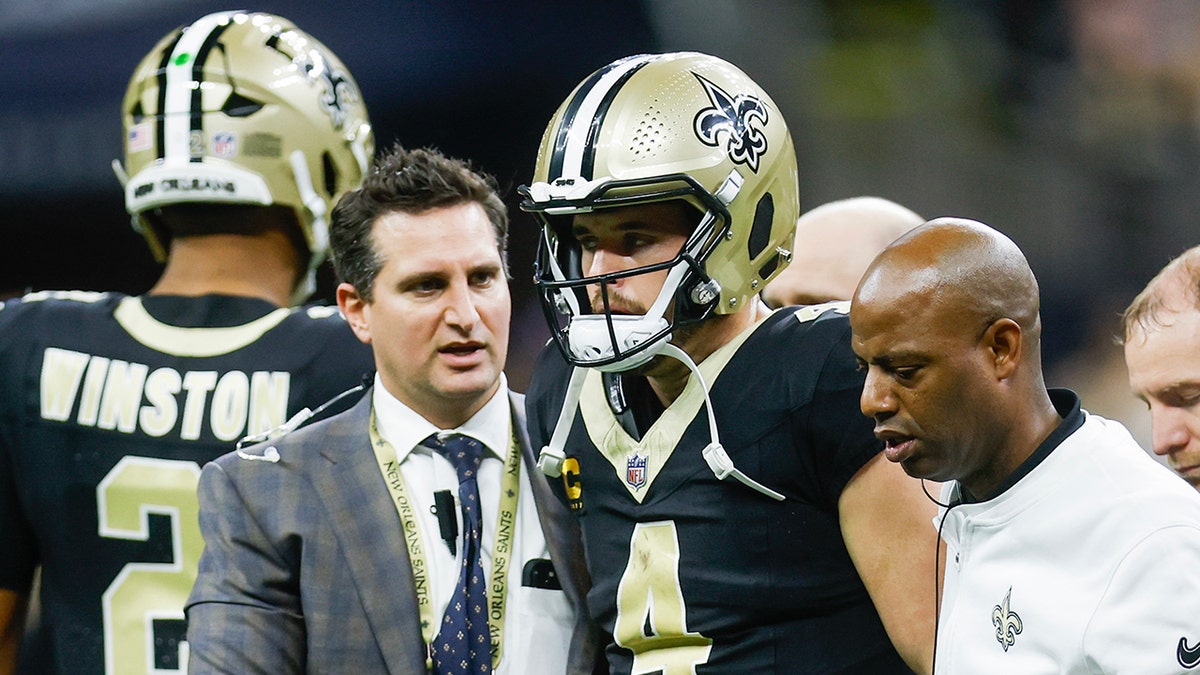 Derek Carr walks off field with trainers