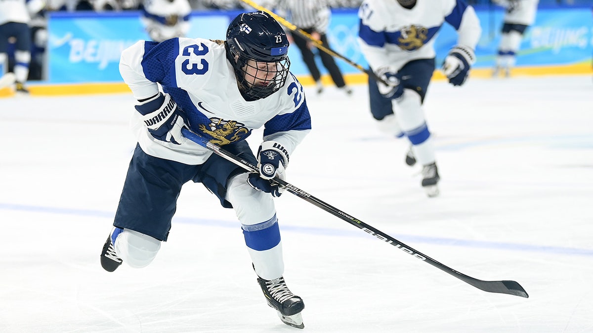 Sanni Hakala carries the hockey puck