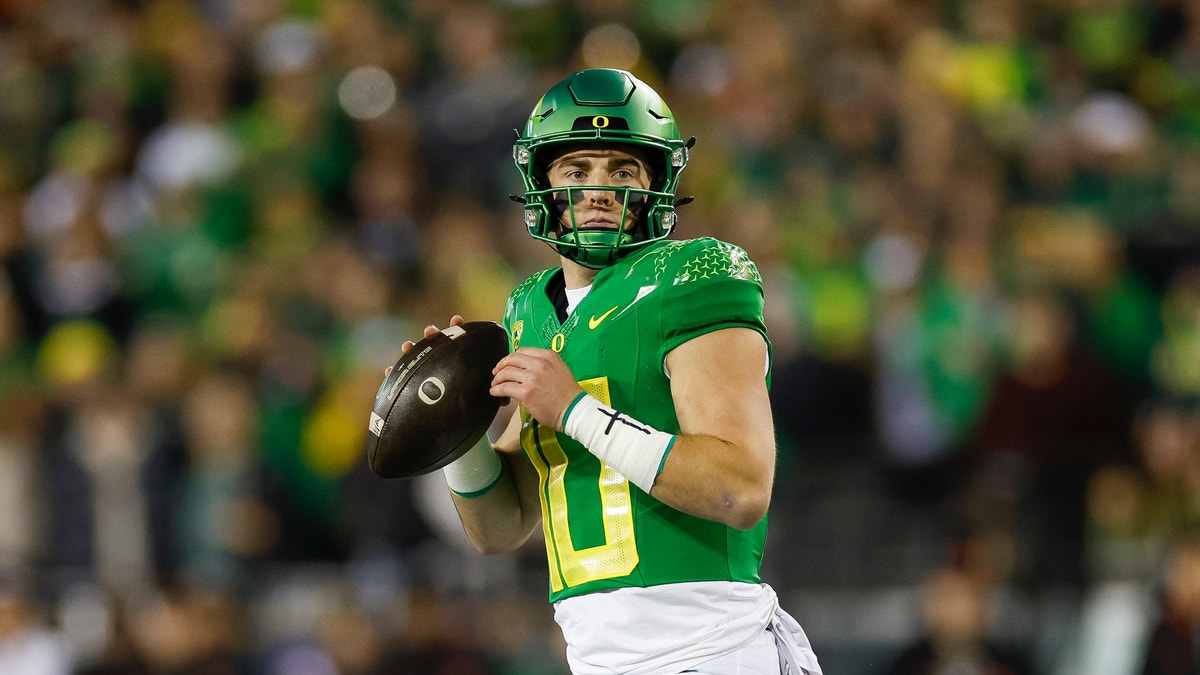 Bo Nix plays against Oregon State