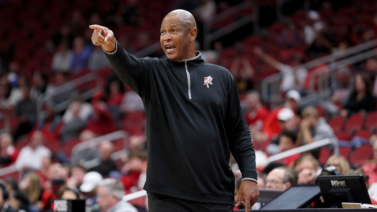 Kenny Payne coaches Louisville