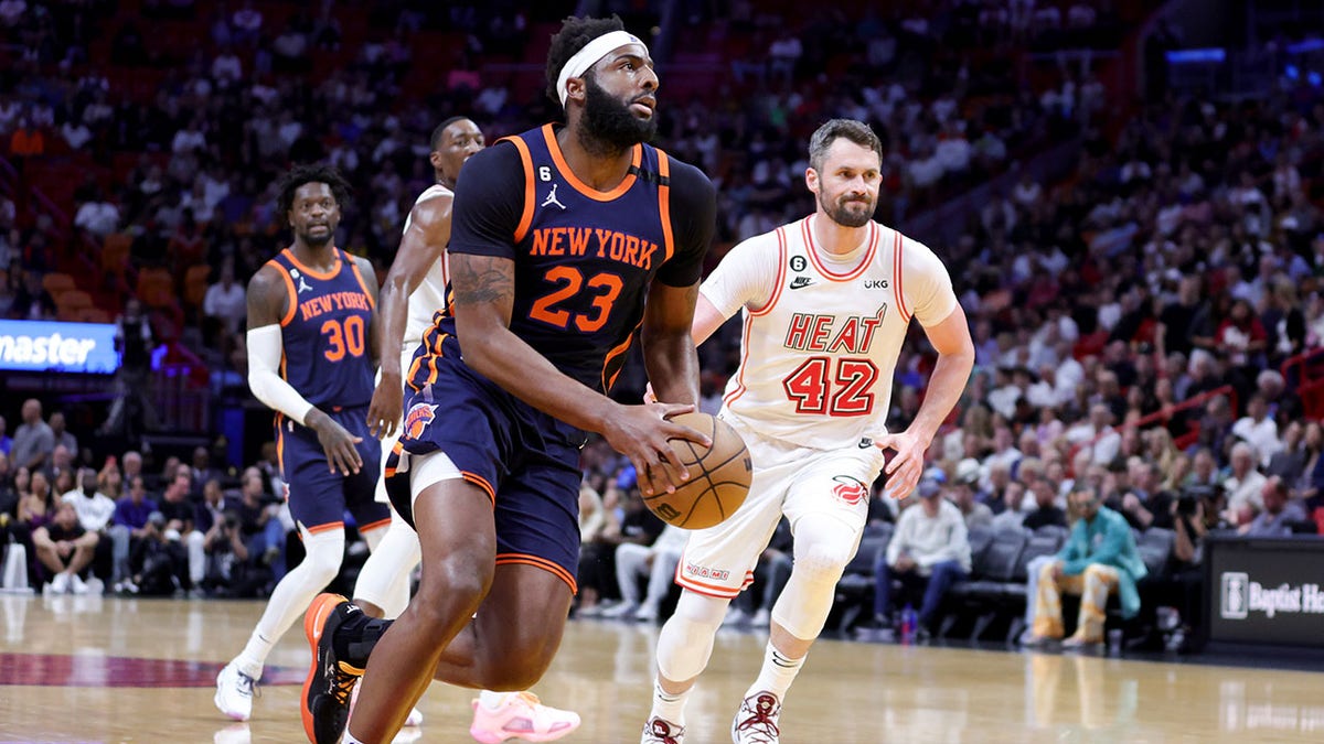 Mitchell Robinson drives to the basket