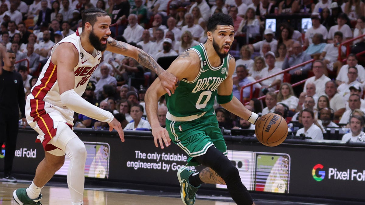 Jayson Tatum drives to hoop