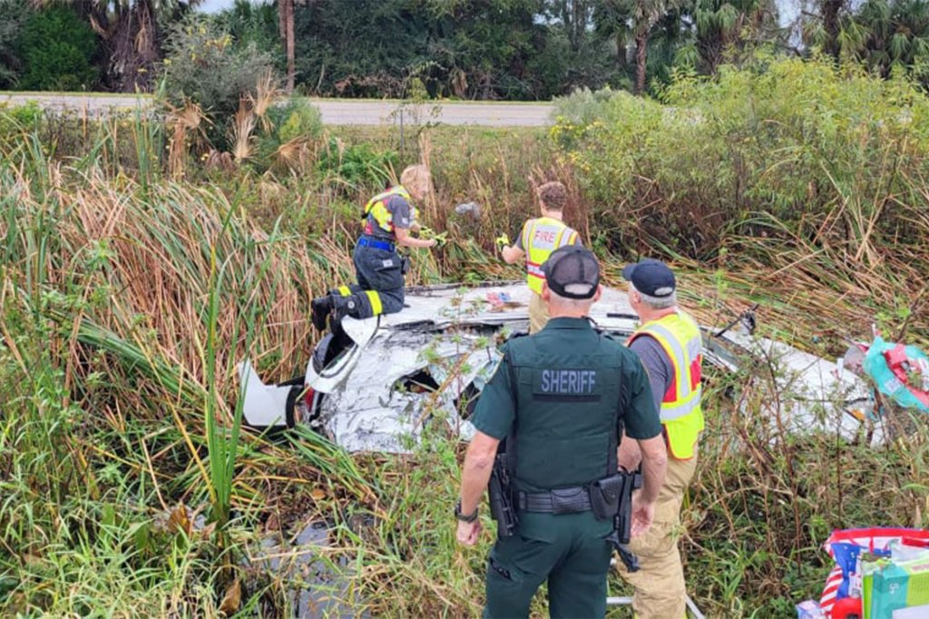 Florida police and firefighters formed a human chain to save a family's Christmas presents from a car wreck.