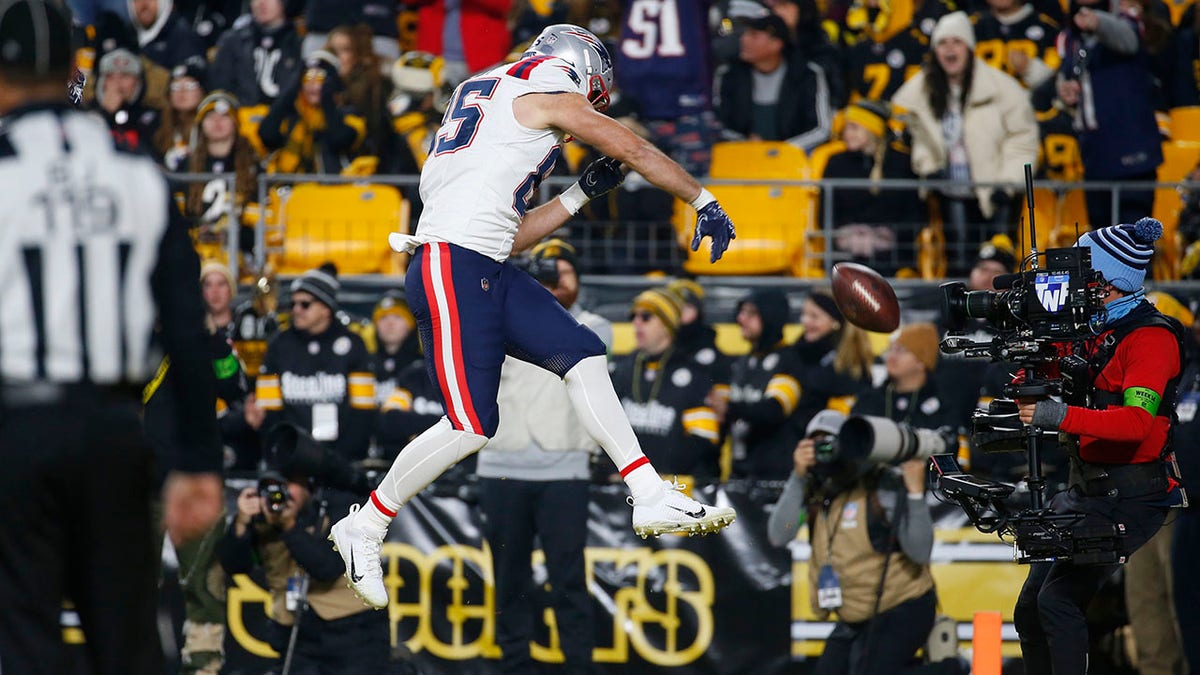 Hunter Henry celebrates touchdown