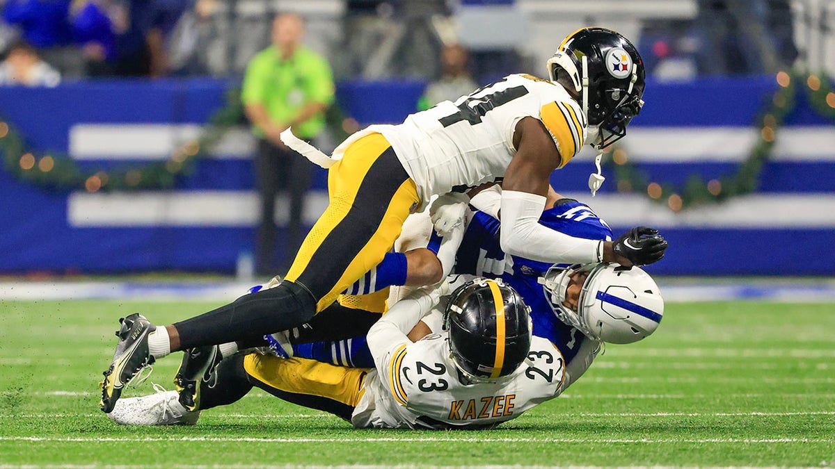 Damontae Kazee making tackle