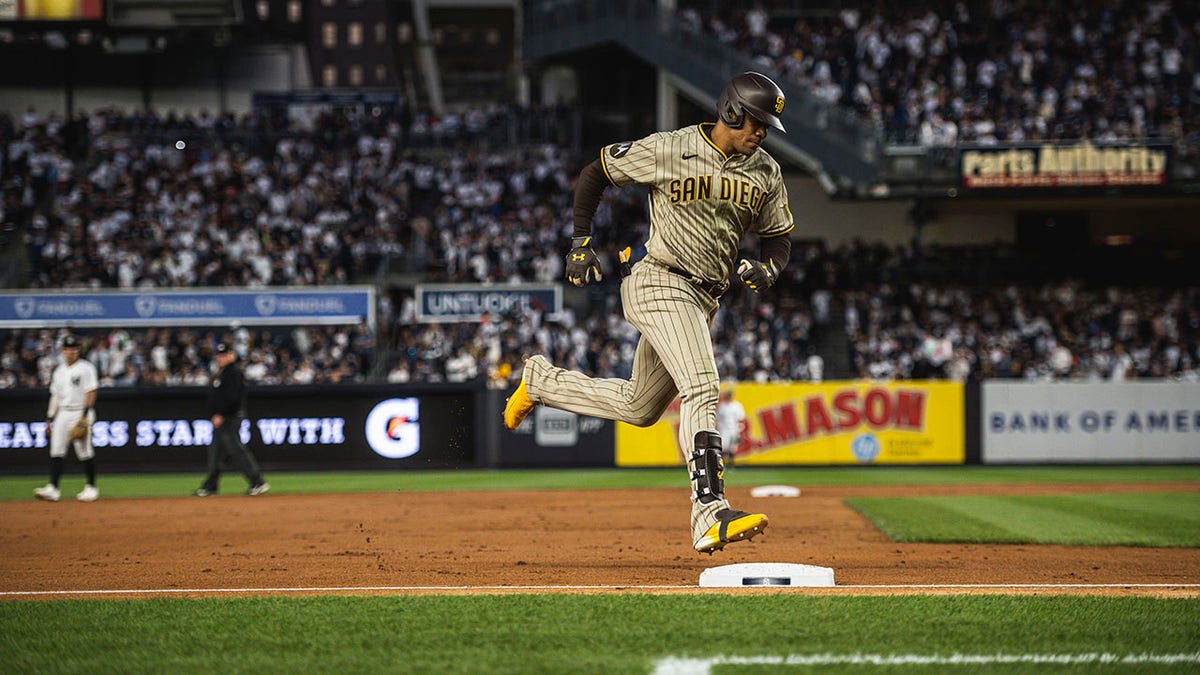 Juan Soto rounding third