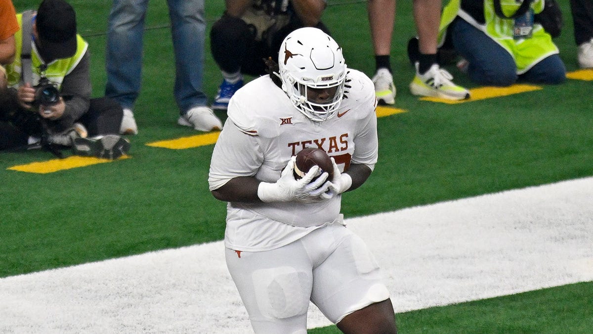 T'Vondre Sweat catches a touchdown