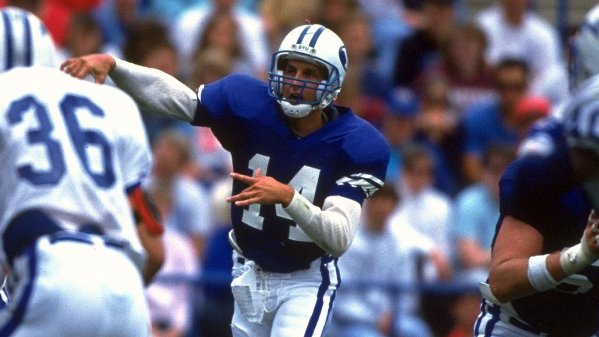 Ty Detmer throwing