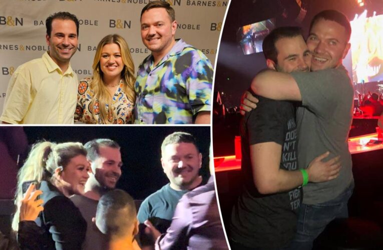 Kelly Clarkson marries gay couple on New Year’s Eve