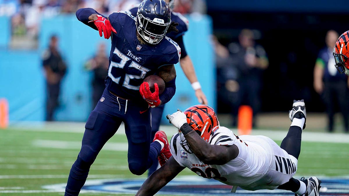 Derrick Henry avoids the tackles