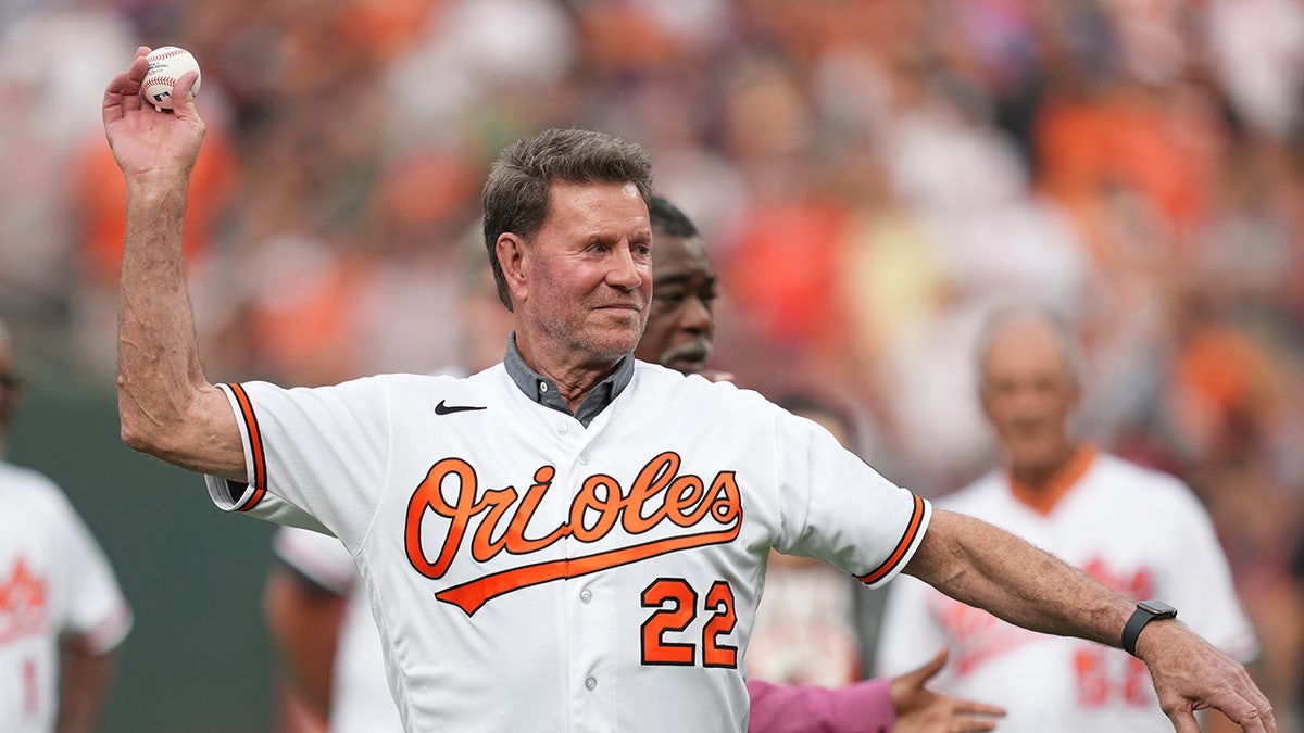 Jim Palmer throws ball