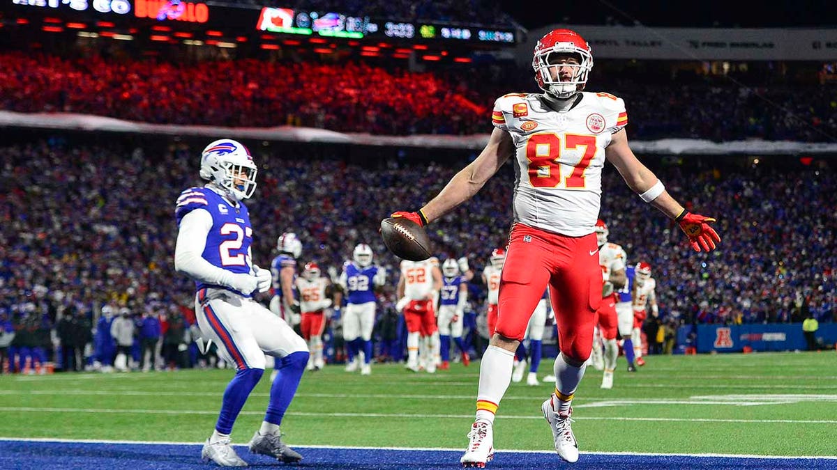 Travis Kelce scores