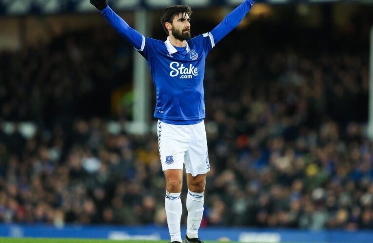 Gomes hits stunning free-kick as Everton beat Palace, Norwich win at Bristol Rovers