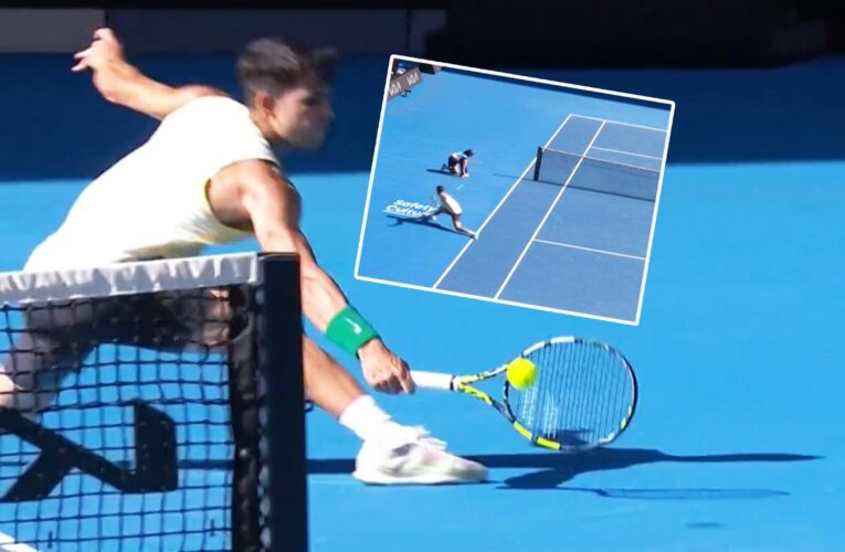 Carlos Alcaraz wows fans with ‘remarkable’ around-the-net shot at Australian Open – ‘That is incredible!’