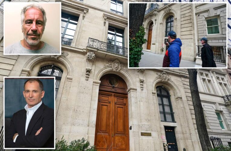 Tourists flock to Epstein’s former NYC townhouse for selfies