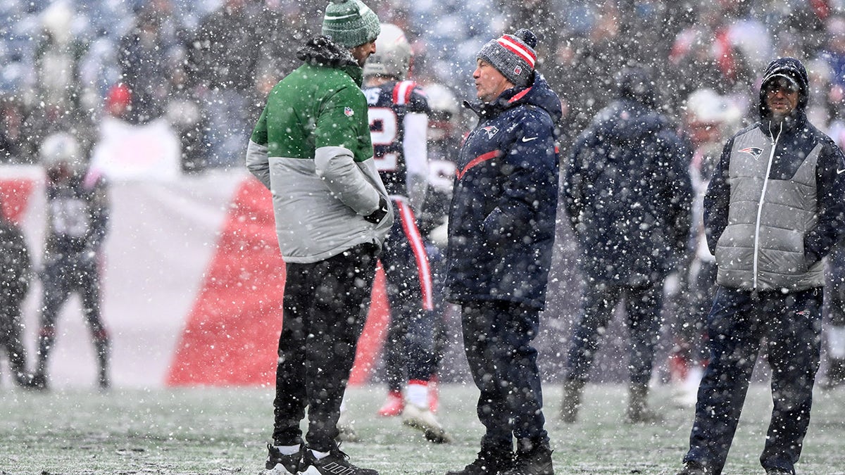 Belichck talks to Rodgers