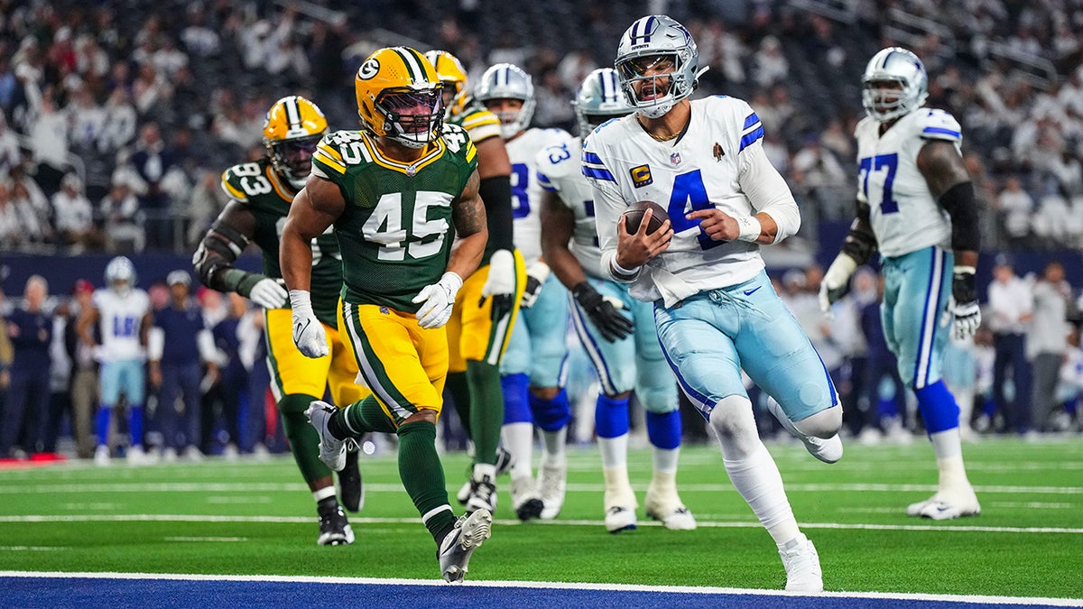 Dak Prescott runs for a TD