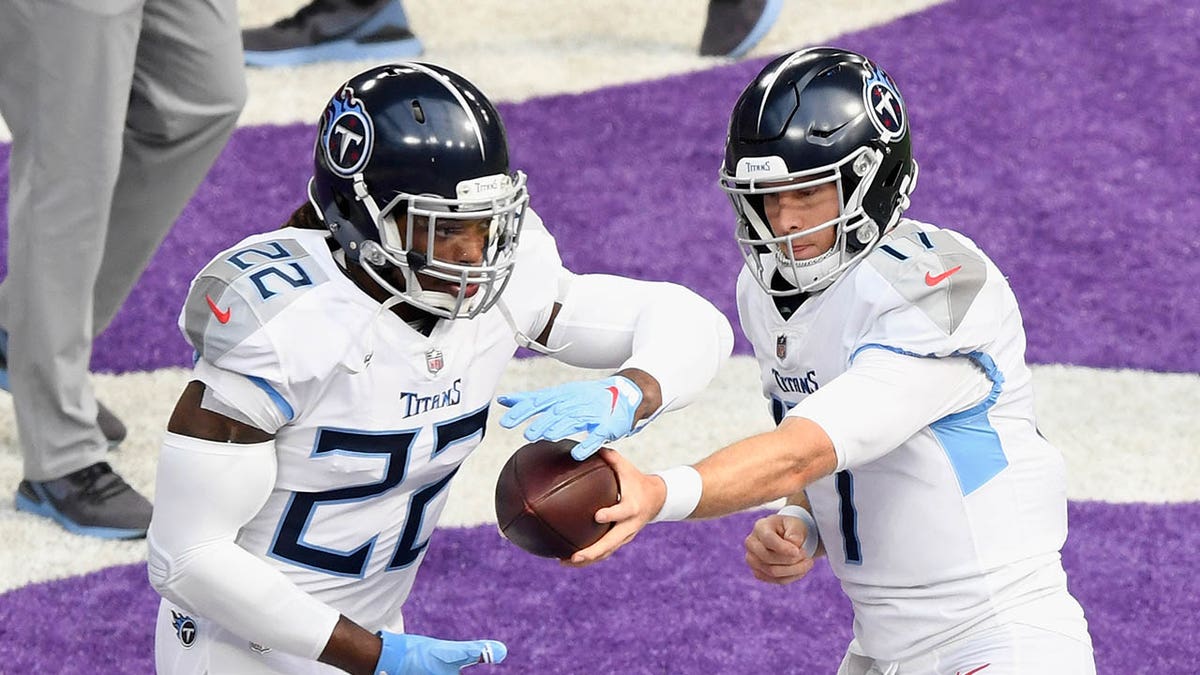 Ryan Tannehill hands the ball to Derrick Henry