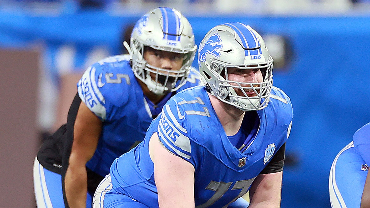 Frank Ragnow gets ready to snap