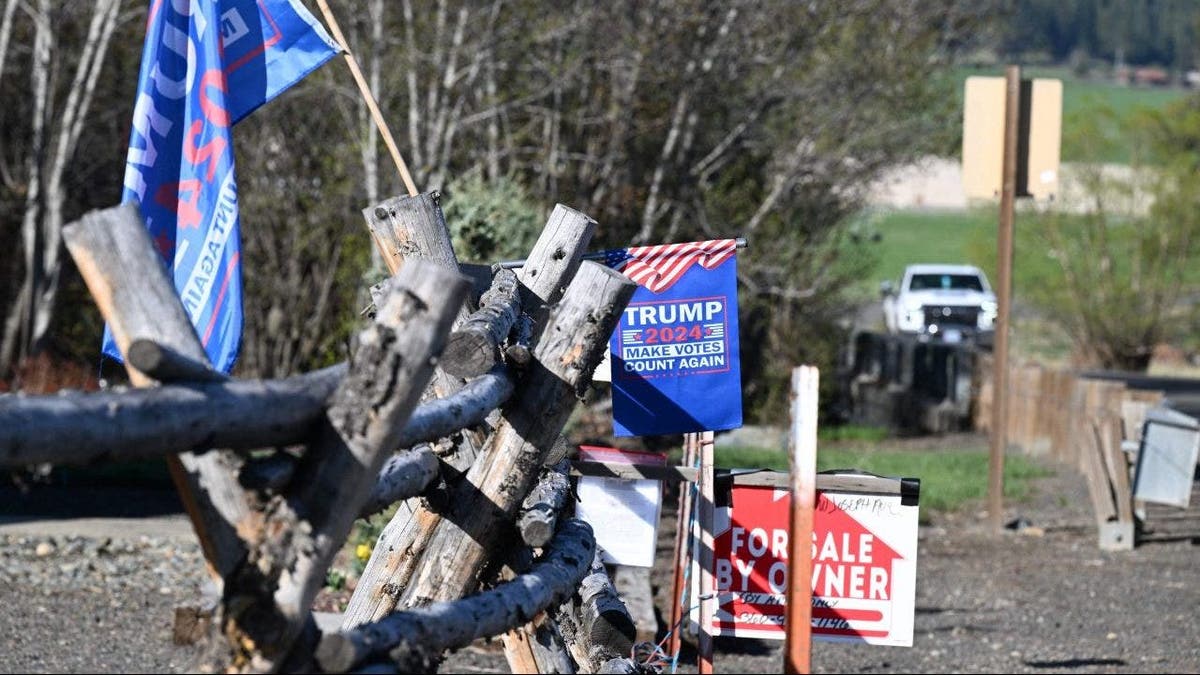 Oregon Trump signs