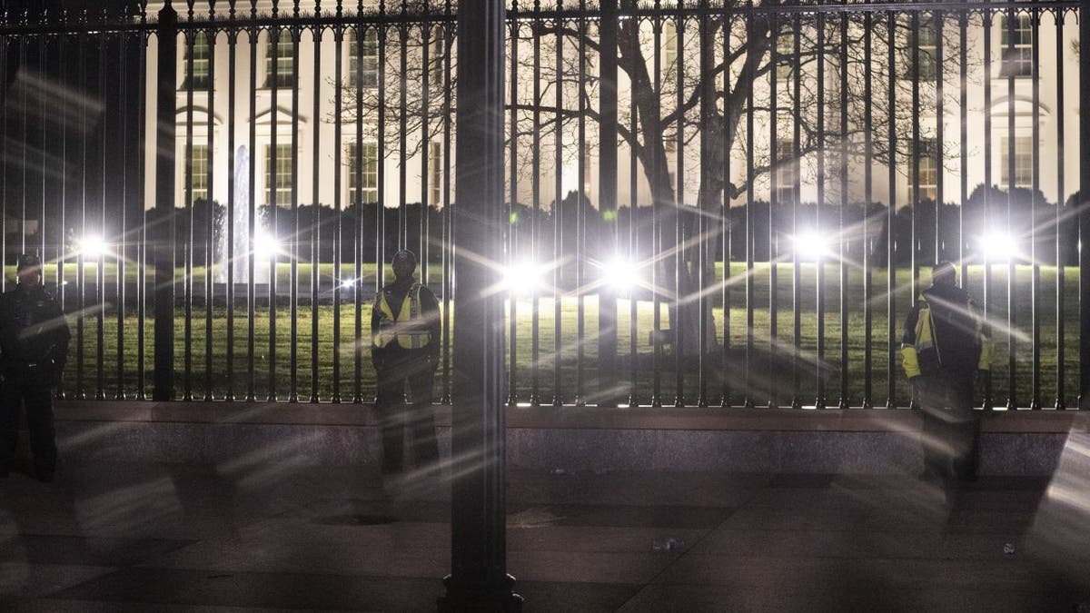 Police standing outside WH during protests