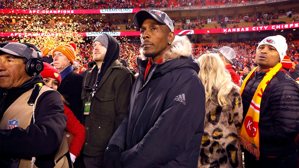 Patrick Mahomes' dad looks on