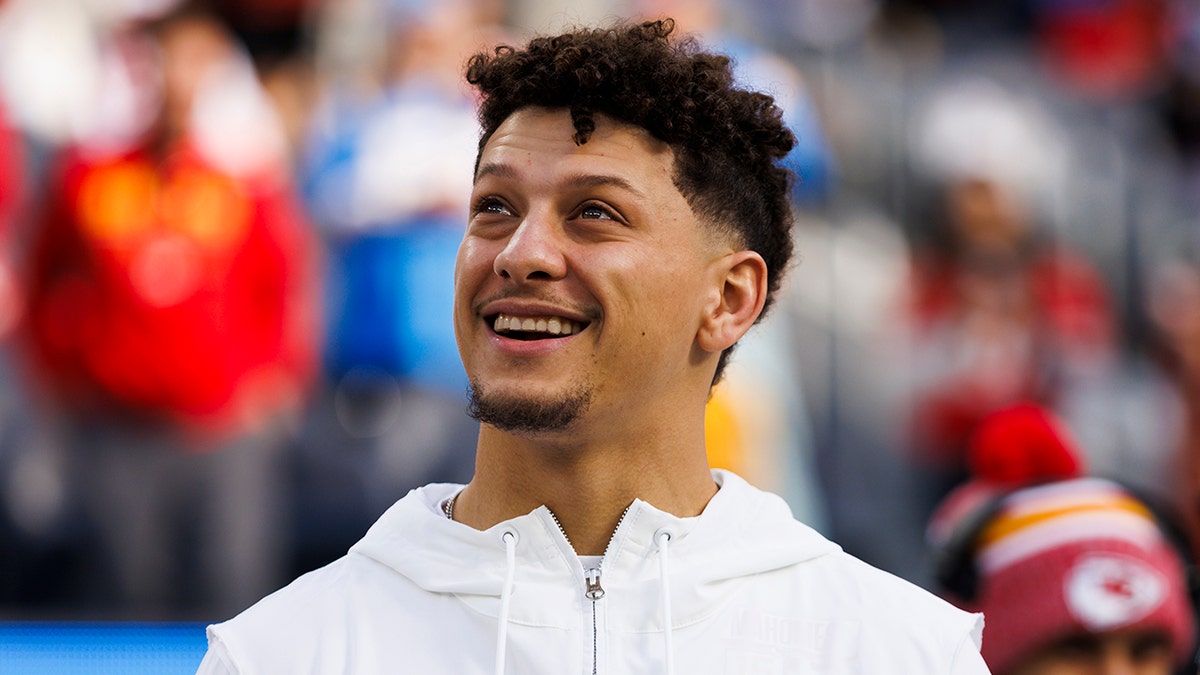 Patrick Mahomes warms up