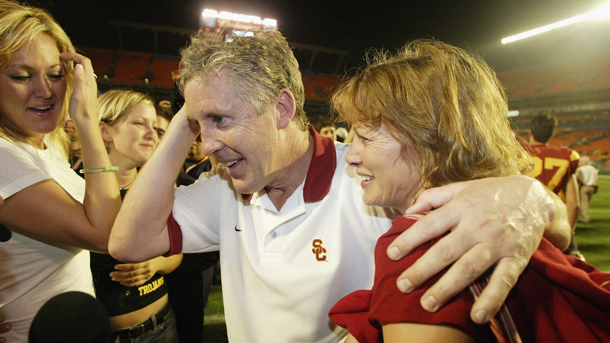 Pete Carroll celebrates win with wife, Glena