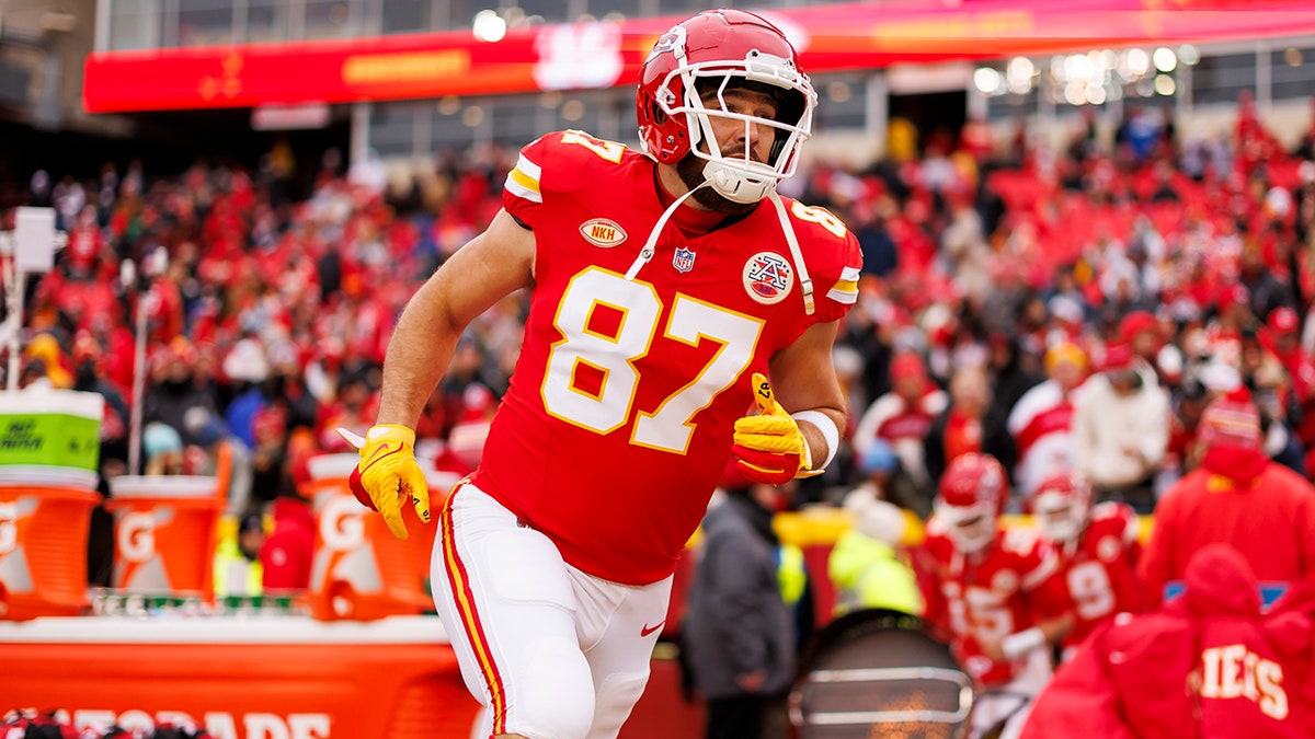 Travis Kelce runs