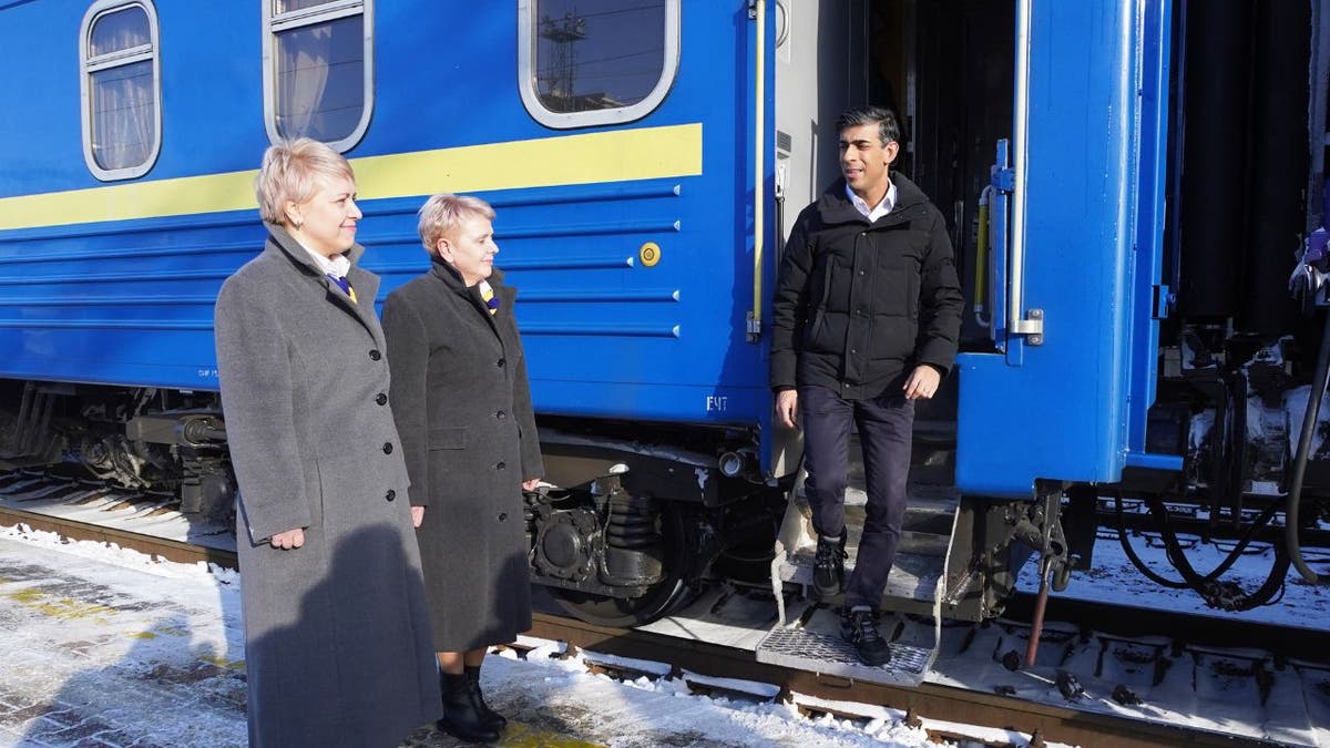 Rishi Sunak getting off a train