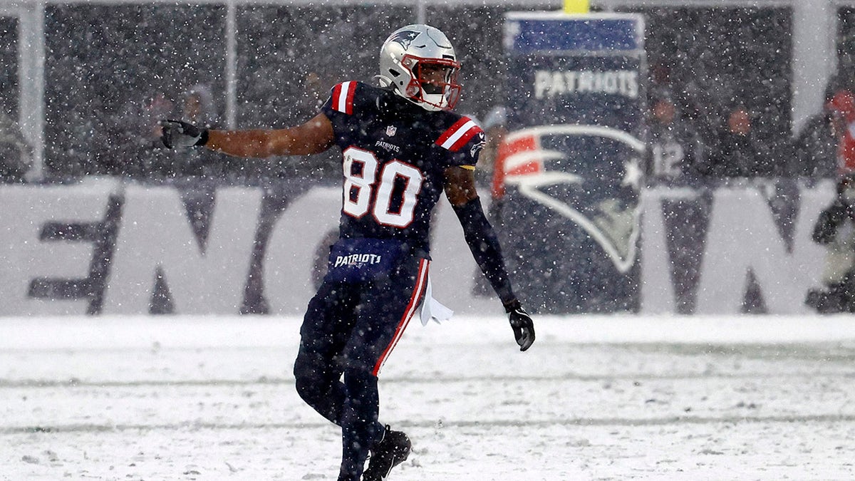 Kayshon Boutte playing in an NFL game