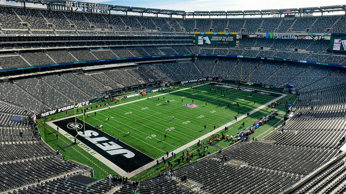 MetLife before Jet game