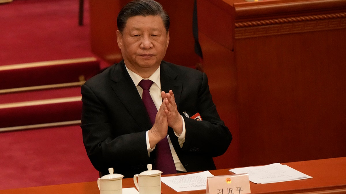Xi Jinping clapping