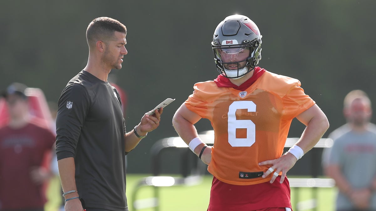 Dave Canales talks to Baker Mayfield