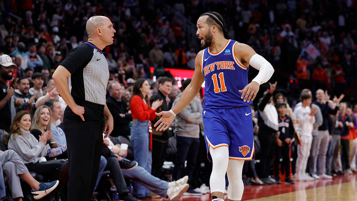 Jalen Brunson talks to referee