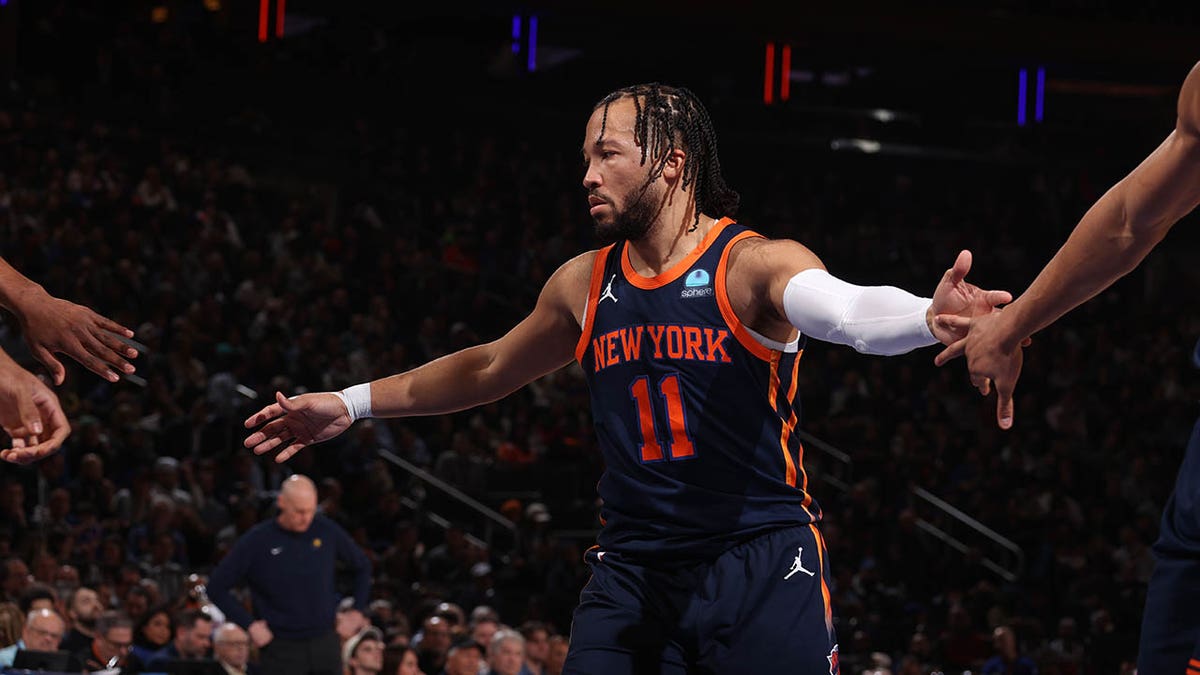 Jalen Brunson high fives