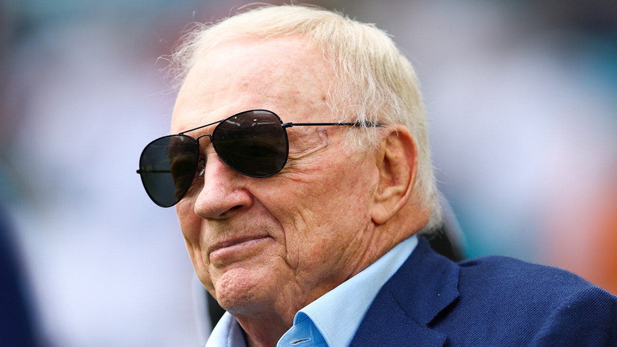 Jerry Jones vs Dolphins