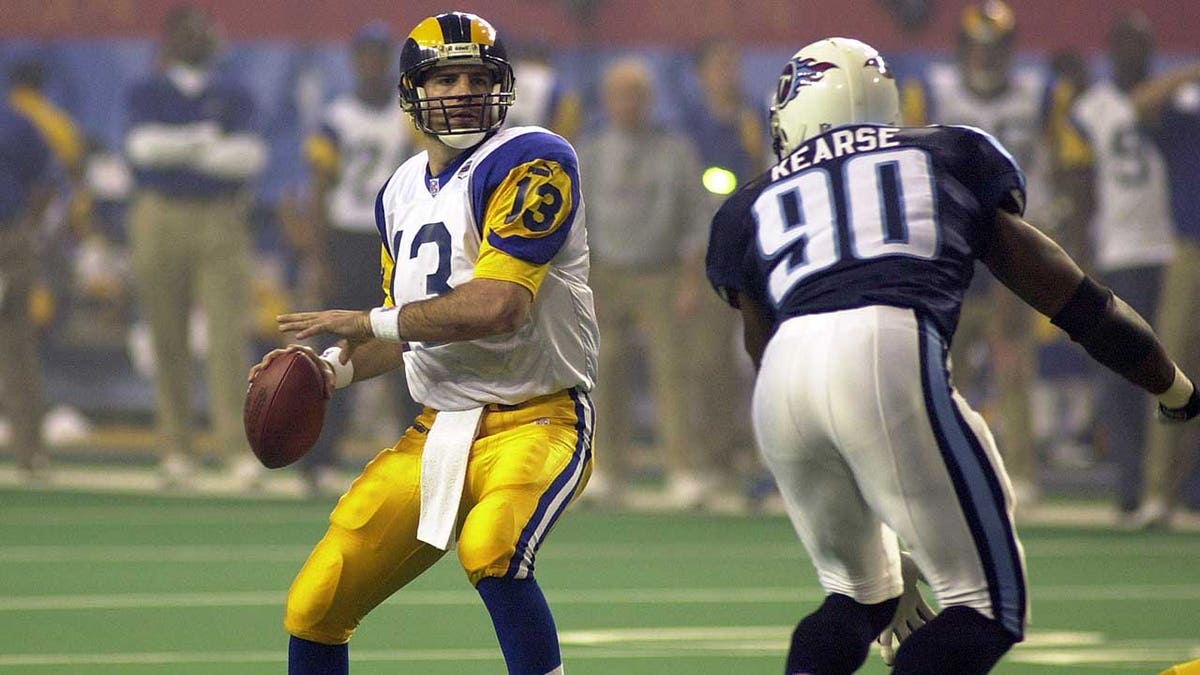 Kurt Warner drops back to pass