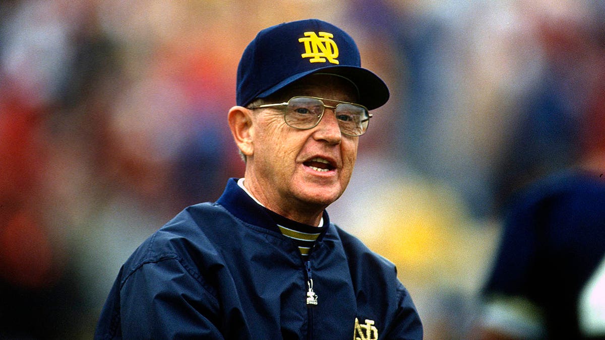 Lou Holtz coaches a Norte Dame game