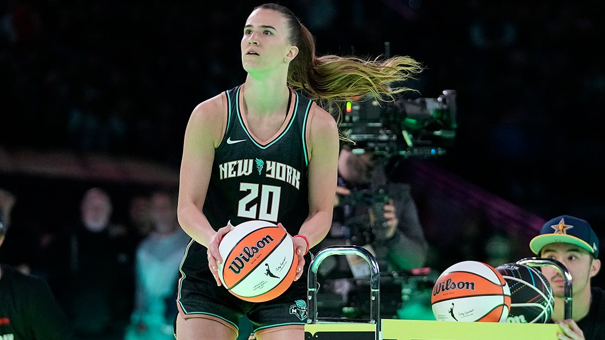 Sabrina Ionescu shoots