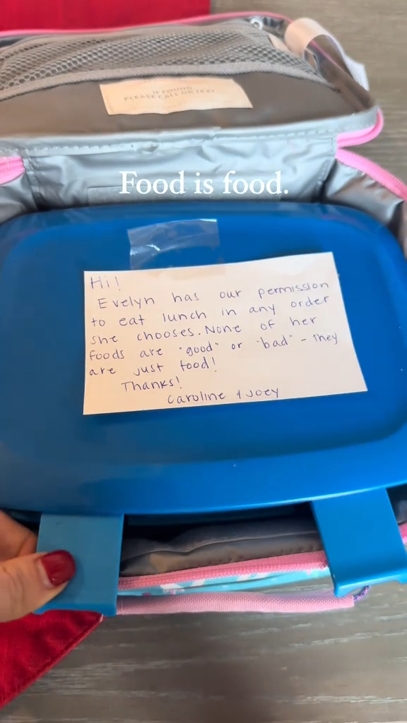The mom's note is seen in the daughter’s lunch box after her teacher’s comment.