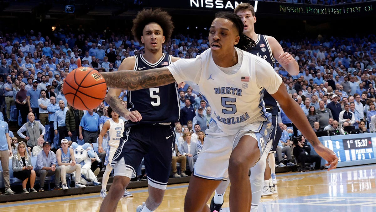 Armando Bacot battles for a rebound